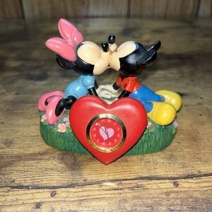 Disney Mickey Minnie Mouse Heart Kissing Desk‎ Clock
